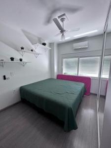 a bedroom with a green bed and a ceiling fan at Casa de alto padrão em Maringá Zona 4 in Maringá +12 photos