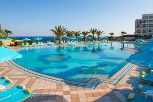 בריכת השחייה שנמצאת ב-Iberostar Creta Panorama & Mare או באזור