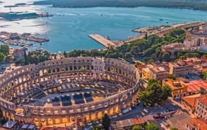 プーラにあるIlsa in Pula - Istrienの水辺に建つ大きな建物の航空写真