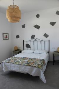 a bedroom with a large bed withillanceillanceillanceillanceillanceillanceillanceillanceillance at Casa Antonio-Tinajo in Tinajo