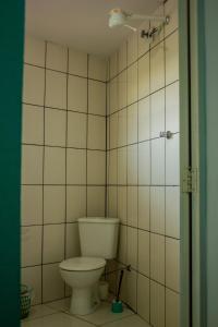 un bagno con wc e doccia di Chácara da Moenda em Joanópolis a Joanópolis