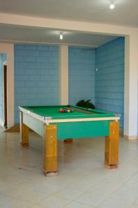 un tavolo da ping pong in una stanza con servizi igienici di Chácara da Moenda em Joanópolis a Joanópolis