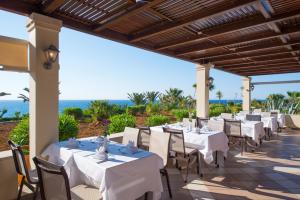Iberostar Creta Panorama & Mare tesisinde bir restoran veya yemek mekanı