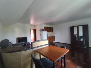 ein Wohnzimmer mit Tisch und Couch in der Unterkunft Сучасна 2-кімнатна квартира-студія in Dnipro