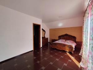 ein Schlafzimmer mit einem Bett in einem Zimmer in der Unterkunft Сучасна 2-кімнатна квартира-студія in Dnipro