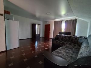 ein Wohnzimmer mit Sofa und Tisch in der Unterkunft Сучасна 2-кімнатна квартира-студія in Dnipro