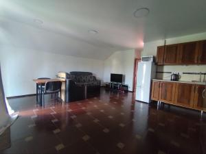 ein Wohnzimmer mit einem Tisch und einem Kühlschrank in der Unterkunft Сучасна 2-кімнатна квартира-студія in Dnipro