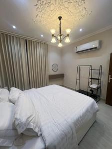 Postel nebo postele na pokoji v ubytování Living House, North Rakah, Al Khobar