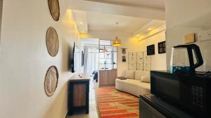 Μια τηλεόραση ή/και κέντρο ψυχαγωγίας στο UN approved snug studio with gym