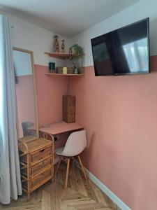 ein Badezimmer mit Waschtisch, Spiegel und Fernseher in der Unterkunft Whole Annexe in our family home & private entrance in Ipswich