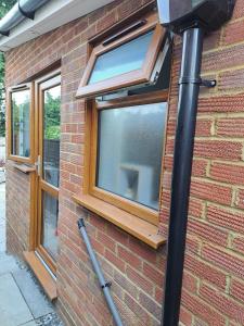 ein Fenster an der Seite eines Backsteingebäudes in der Unterkunft Whole Annexe in our family home & private entrance in Ipswich