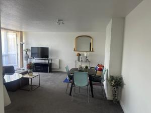 una sala de estar con una mesa y sillas en 2 Bedroom flat with King beds, en Hendon