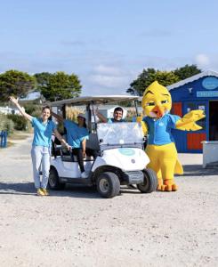 a group of people standing next to a golf cart at Mobil Home, 4 places 2 chambres, camping 4 étoiles, Bretagne, sud Finistère in Clohars-Carnoët