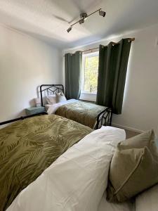 Katil atau katil-katil dalam bilik di BHX NEC - Stylish 2-Bed Flat Allesley Coventry