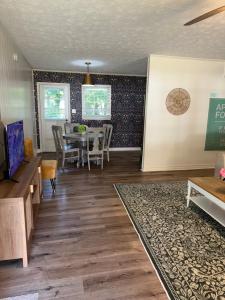 un soggiorno con un tavolo e una sala da pranzo di Serenity Escape a Covington Altre 26 foto