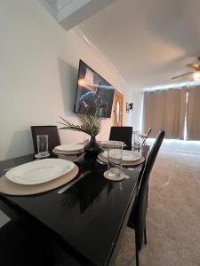 Televisyen dan/atau pusat hiburan di BHX NEC - Stylish 2-Bed Flat Allesley Coventry +7 gambar