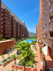 an apartment building with a swimming pool in a courtyard at Sol y Mediterráneo in Oropesa del Mar