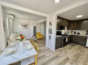 Η κουζίνα ή μικρή κουζίνα στο 2-bedroom apartment Central San Diego!