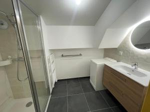 O baie la Dans résidence neuve LE SNOW ROC sur les pistes, appartement 8 personnes 2 chambres et coin montagne avec Terrasse WIFI et SAUNA +26 fotografii