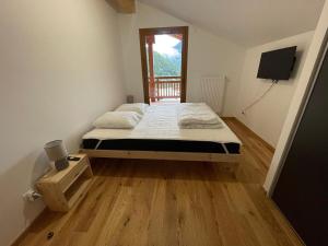 Un pat sau paturi într-o cameră la Dans résidence neuve LE SNOW ROC sur les pistes, appartement 8 personnes 2 chambres et coin montagne avec Terrasse WIFI et SAUNA