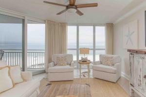 Ono IslandにあるSea Spray 505Wのリビングルーム(椅子2脚、天井ファン付) +6枚の写真