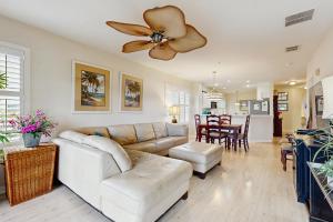 Posezení v ubytování Ground floor waterview condo with resort amenities, private patio and pool