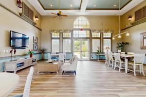 TV a/nebo společenská místnost v ubytování Ground floor waterview condo with resort amenities, private patio and pool