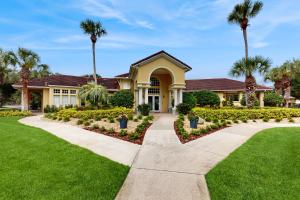 Zahrada ubytování Ground floor waterview condo with resort amenities, private patio and pool