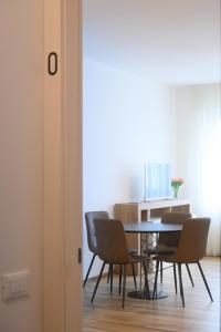 a dining room with a table and chairs at Monolocale elegante e luminoso nel Centro Storico- A due passi da tutto in Pordenone