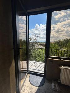 - Vistas desde la puerta de una habitación con balcón en Kutaisi Art House, en Kutaisi 8 fotos más