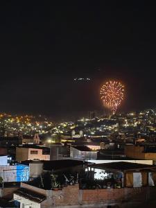 阿亚库乔Habitaciones en la Casa de Dora, 4to y 5to piso的夜空的烟花 更多1张照片