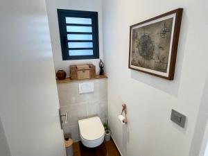 a bathroom with a toilet and a window at La Kazadoo in Piton Saint-Leu