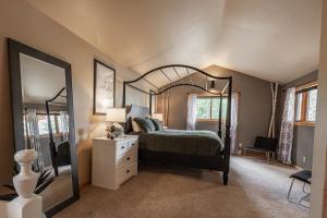 Un dormitorio con una cama y un espejo grande. en Mountain Calling, en Grand Lake