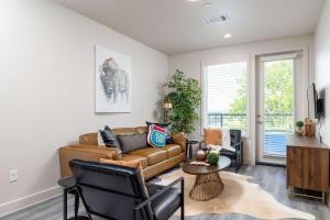 un soggiorno con un divano e un tavolo di Trinity River Views King Bed Near Downtown FTW a Fort Worth Altre 30 foto
