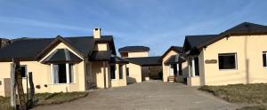 a row of white houses with black roofs at Hospedaje Melincue Chalten in El Chalten