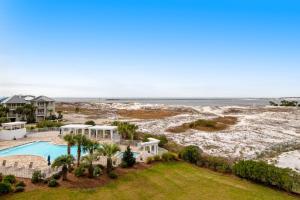 una vista aérea de una casa y la playa en Magnolia House at Destin Pointe 412, en Destin