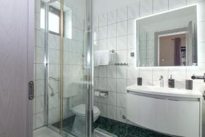 ein Badezimmer mit Dusche, Toilette und Waschbecken in der Unterkunft Aida in Poreč * Istrien in Poreč + 81 Fotos
