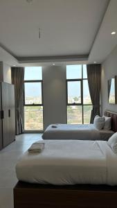 Un pat sau paturi într-o cameră la Muscat City Stay-2BR Apt 201 near Grand & Avenue Mall +2 fotografii