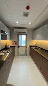 O bucătărie sau chicinetă la Muscat City Stay-2BR Apt 201 near Grand & Avenue Mall