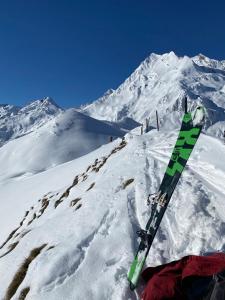un paio di sci su una montagna innevata di Bel Arrayo - gîte d'accueil de montagne - chambres d'hôtes a Cauterets Altre 8 foto