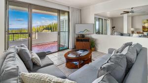 ein Wohnzimmer mit Sofa und Tisch in der Unterkunft Kapalua Golf Villa 23V3 in Kapalua