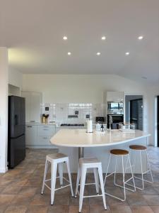 Kuchyň nebo kuchyňský kout v ubytování Private Beachfront Haven with Starlink & Panoramic Views + 32 fotografií