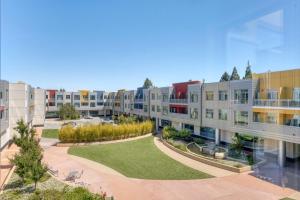 een luchtzicht op een appartementencomplex bij Palo Alto 2br w pool parking nr dining SFO-1418 in Palo Alto