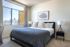 een slaapkamer met een groot bed en een groot raam bij Palo Alto 2br w pool parking nr dining SFO-1418 in Palo Alto +23 foto's