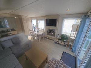 リルにある3 bedroom Lyons robin hood Rhyl CT2のソファとテーブルのあるリビングルーム
