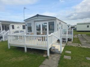 リルにある3 bedroom Lyons robin hood Rhyl CT2の小白家屋