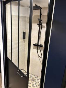 Saint-MaixantにあるLove roomのガラスドア(シャワー付)が備わります。