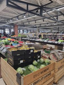 una tienda llena de vegetales a la vista en Le Globe Trotters, en Saint-Étienne