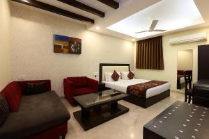 une chambre d'hôtel avec un lit et un salon dans l'établissement Hotel Kingston Park, Karol Bagh, New Delhi - 2 Mins from Metro, à New Delhi