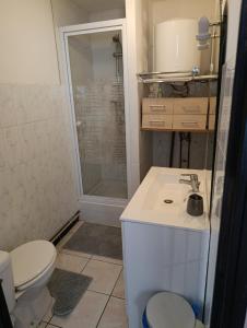 Ένα μπάνιο στο Appartement 2 pièces